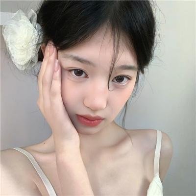 出墙红杏两家春